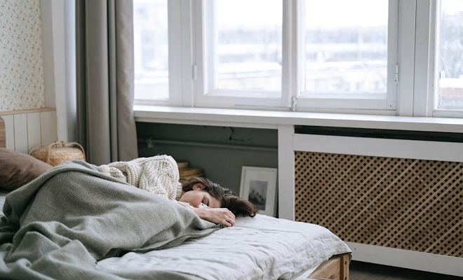 妊娠中の体調不良で寝込んでいる女性