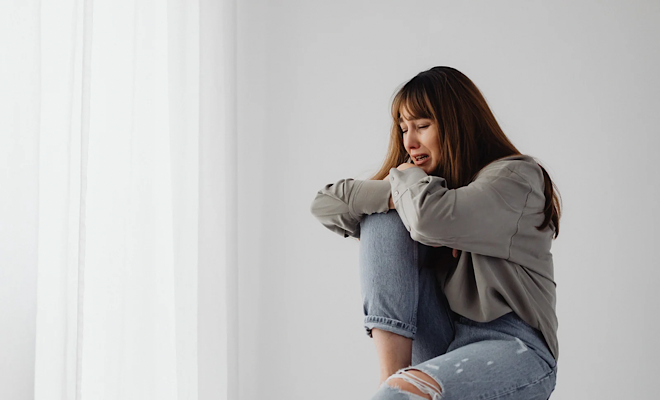 悲しくて泣いている女性